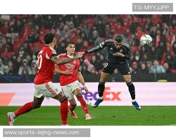 欧冠激战：AC米兰逆转曼联神扑瞬间点燃全场激情解析